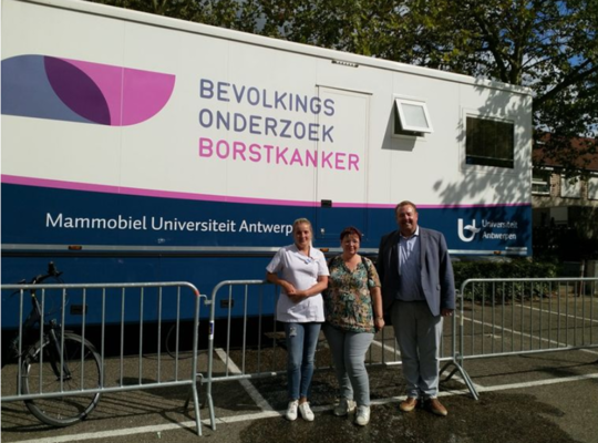 Erik Van Der Vloet, Marianne Laurijssen en Natasja Westerdijk (verpleegkundige/laborante UA) voor de mammobiel aan de Loswal